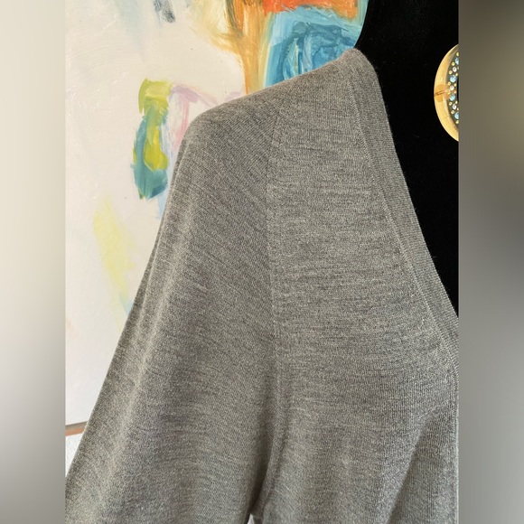 Gucci cashmere, silk and wool cardigan with gold designer buttons and gold logo. - Picture 4 of 16